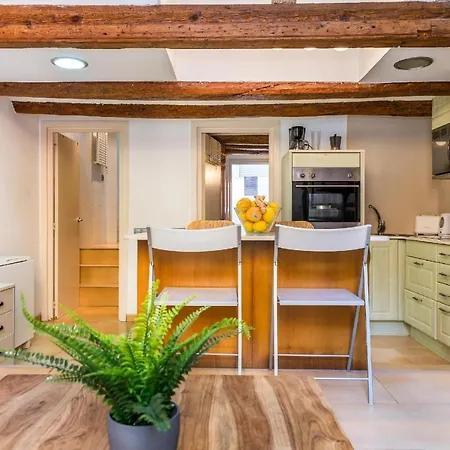 Fridays Flats Dreamy Duplex - Stylish Loft 3*