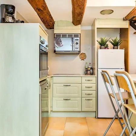 מלון Fridays Flats Dreamy Duplex - Stylish Loft 3*